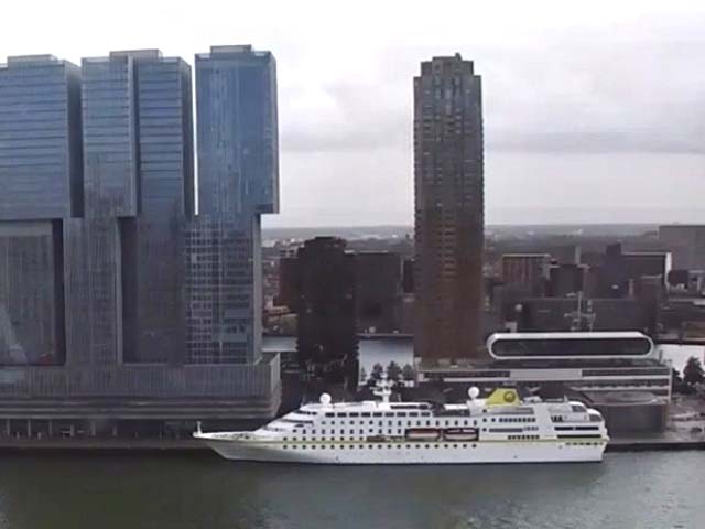 Cruiseschip ms Hamburg van Plantour Kreutzfahrten aan de Cruise Terminal Rotterdam